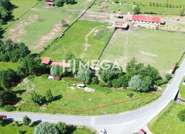 SUPER ZĽAVA PREDAJ POZEMKU V OBCI PTIČIE - iba 7km od mesta - Pozemky - bývanie v Ptičom, obkolesené zeleňou pri hlavnej ceste.