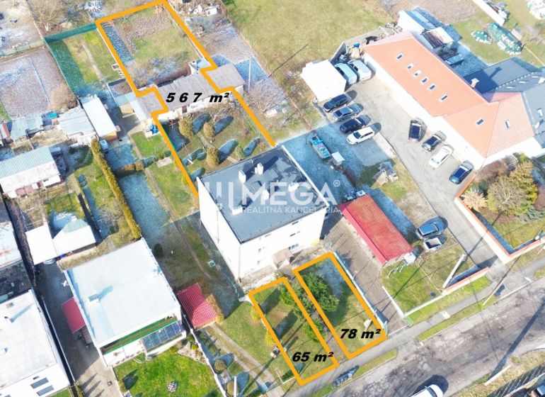 NA PREDAJ KVALITNÝ STAVEBNÝ POZEMOK 741,5 m² V MESTE HUMENNÉ - Letecký pohľad na pozemky - bývanie v Humennom, vyznačené plochy a okolie budov.