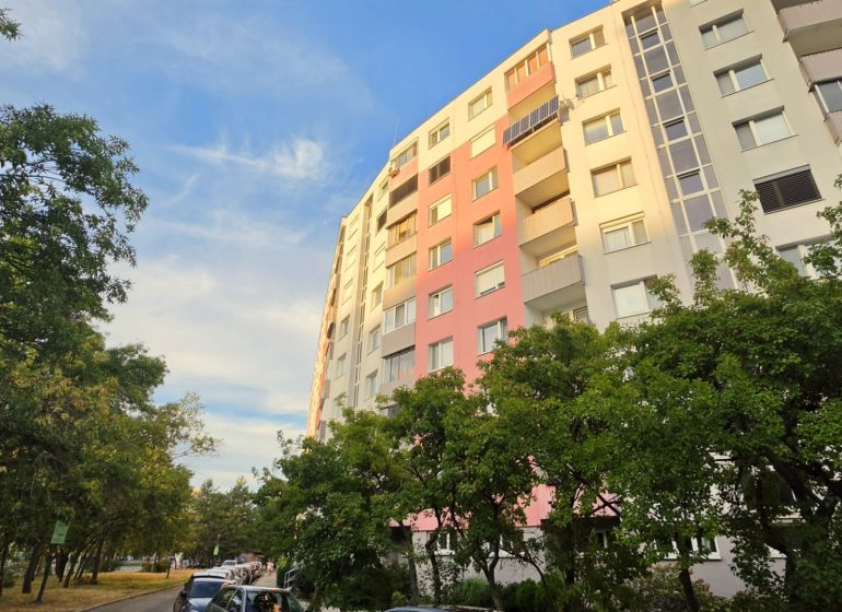 Priestranný a atypický 4i byt s dvoma loggiami, Furdekova, Petržalka - Výhľad na 4-izbový byt na Furdekovej ulici v Bratislave - Petržalke, obklopený zeleňou.
