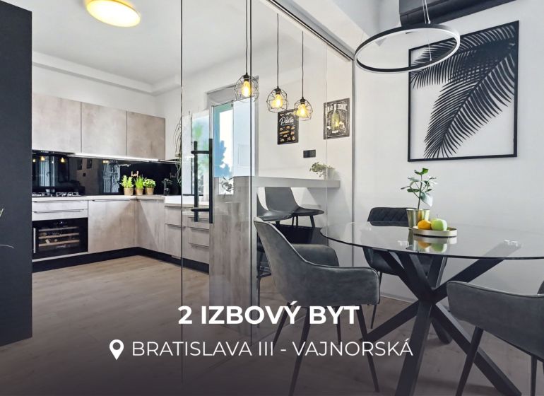 2 - IZBOVÝ BYT | BRATISLAVA III | VAJNORSKÁ  - Kuchyňa s jedálenským kútom a podlahou s dreveným dekorom v 2-izbovom byte.