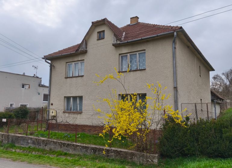 Znížená cena!!! Priestranný RD v obci Čebovce, okr. V. Krtíš. - Rodinný dom na Vinohradníckej ulici v Čebovciach s kvitnúcim kríkom v predzáhradke.
