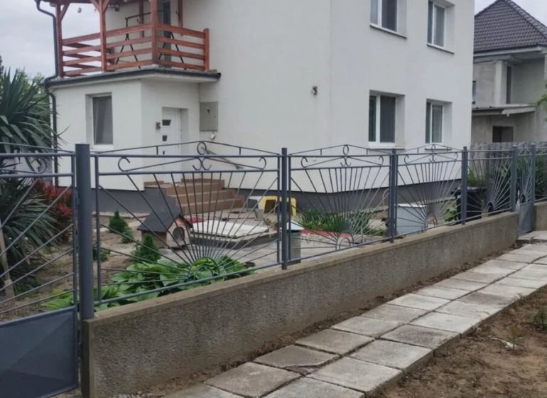 Váš nový rodinný prístav v obci Iža: Priestor, kľud a čerstvá úroda z  - Rodinný dom v meste Trnava s bielou fasádou a dreveným balkónom.
