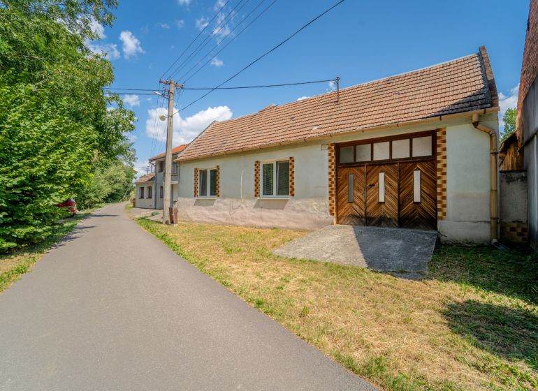 NA PREDAJ RODINNÝ DOM S POZEMKOM O VÝMERE 1003m2 - Rodinný dom na Vištuk 158 v Vištuku s okolím a modrou oblohou.