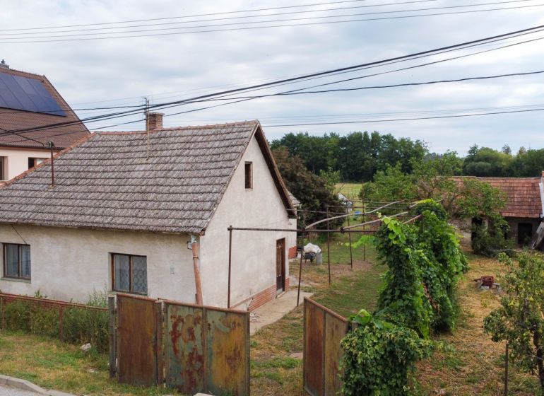 PREDAJ - 4-izbový rodinný dom s veľkým potenciálom, Malženice, 646 m² - Rodinný dom v Malženiciach s veľkým dvorom a prístavbou v prírodnom prostredí.