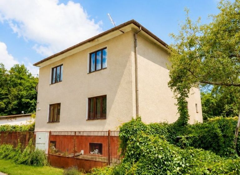 3-IZBOVÝ BYT 90 m² V RODINNOM DOME | POVAŽSKÝ CHLMEC - Žilina - Rodinný dom na ulici Pod Laščeky v Žiline, obklopený zelenou vegetáciou.