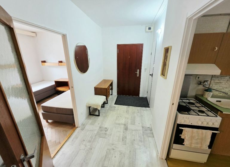 PRENÁJOM Bánovce nad Bebravou/3 IZBOVÝ BYT/ CENTRUM-STRED/ - Vstupná hala 3-izbového bytu s kuchynským kútom a pohľadom do spálne.