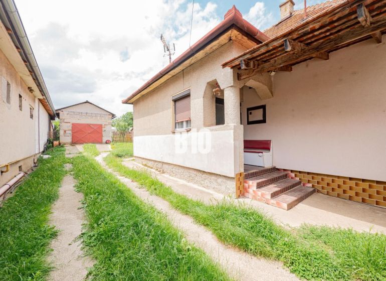 DOM, 1439 m2 pozemkom - Zbehy, Nitra (investičný potenciál) - Rodinný dom v Nitre s vedľajšou stavbou a malým dvorom.