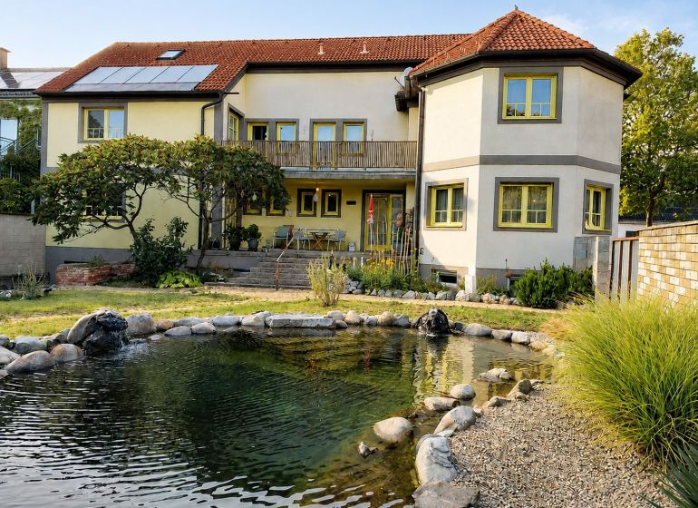 Predaj rodinného domu, Neusiedl am See - Rodinný dom v Podersdorf am See s veľkou záhradou, rybníkom a solárnymi panelmi.