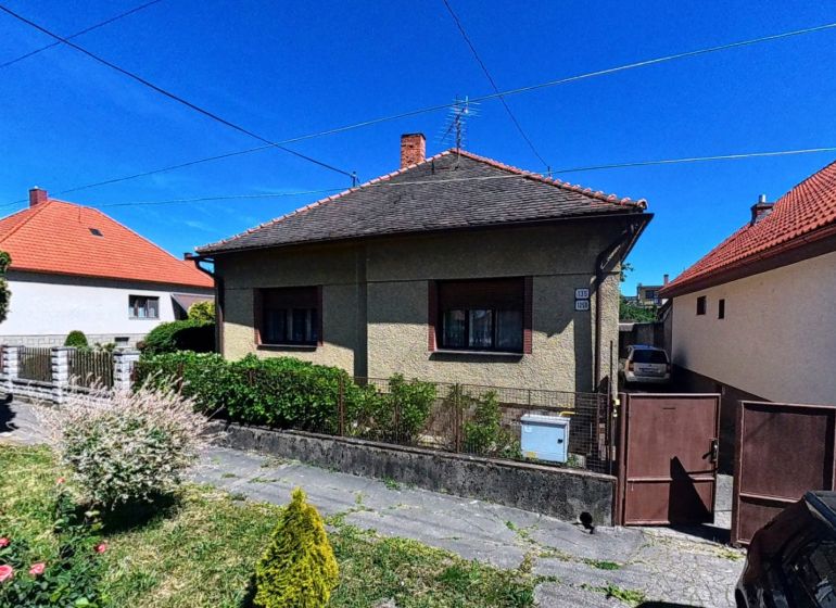 Predaj 5-izbového domu s množstvom zelene! - Rodinný dom na Sládkovičovej 135 v Zlatých Moravciach, so záhradou a autom.
