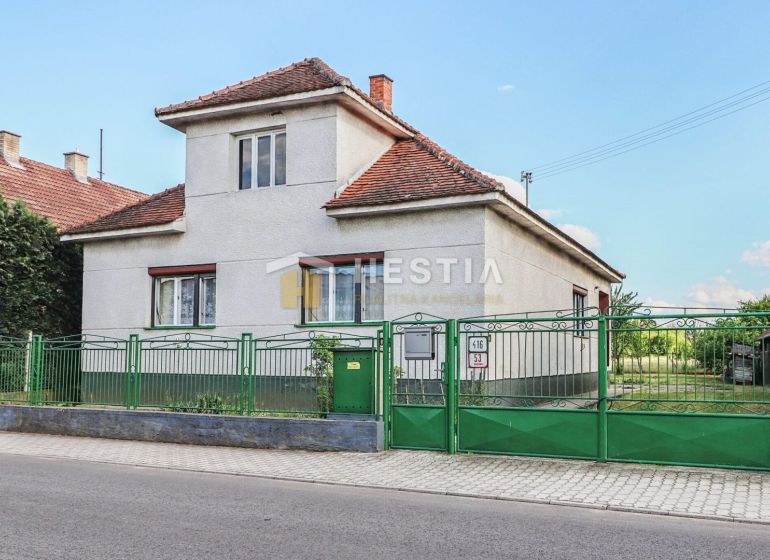 Rodinný dom Borský Mikuláš - Rodinný dom v Borskom Mikuláši s bielymi stenami a zeleným plotom.