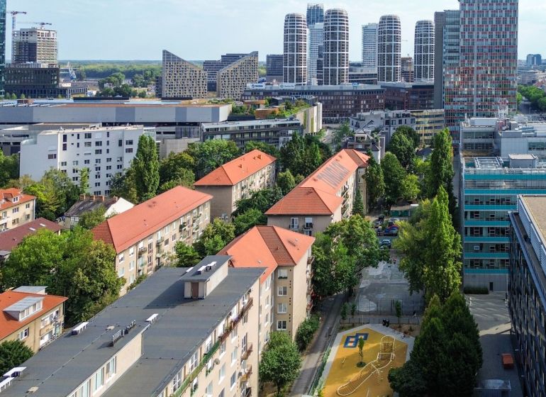 Priestranný 2i byt v obklopení zelene len pár krokov od OC Nivy | 53m² - Obytné bloky a moderné budovy v Bratislave - Ružinove na Budovateľskej ulici.