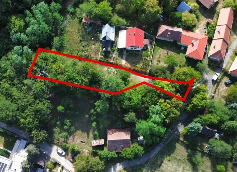 Kolačno – 90 m2 INVESTIČNÝ pozemok v obci - Predaj - Letecký pohľad na parcelu v záhradách Kolačna, obklopenú zeleňou a nehnuteľnosťami.