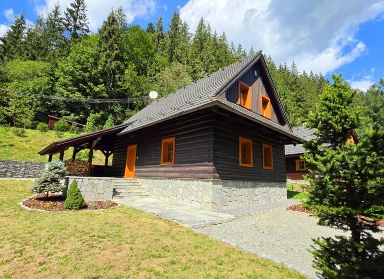 Útulná 4i chalupa pri potoku – Jarabá, Nízke Tatry - V Jarabe sa nachádza chata obklopená lesom, s dreveným obkladom a kamenným základom.