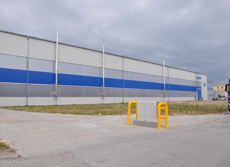 Priemyselná hala 2 500 m²  SKLADOVANIE, VÝROBA, LOGISTIKA - Výrobné priestory na Priemyselnej ulici v Galante s modro-šedým dizajnom a nákladným autom.