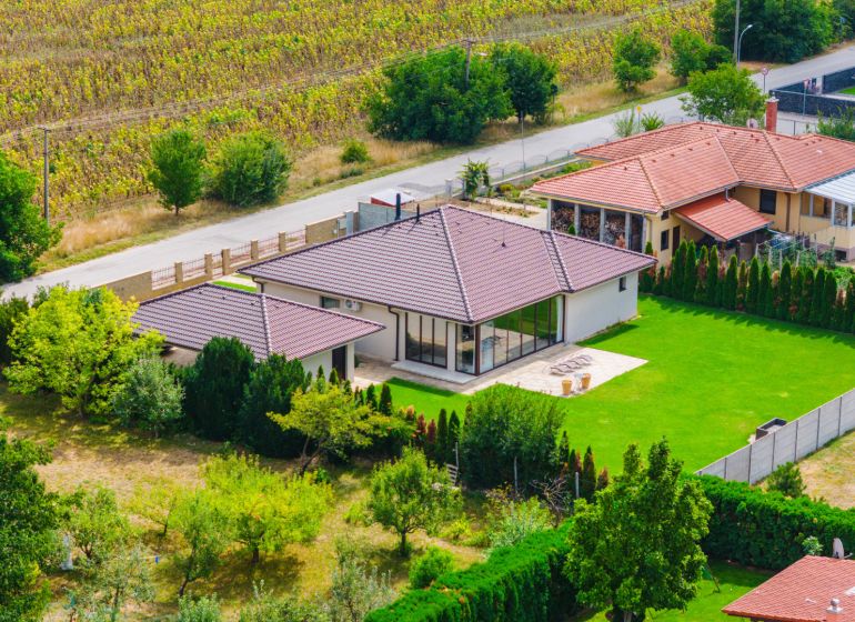 Na predaj 5i rodinný dom, novostavba, Vráble, pozemok 1200m2 - Rodinný dom na Družstevnej ulici vo Vrábľoch s udržiavanou záhradou a okolím.