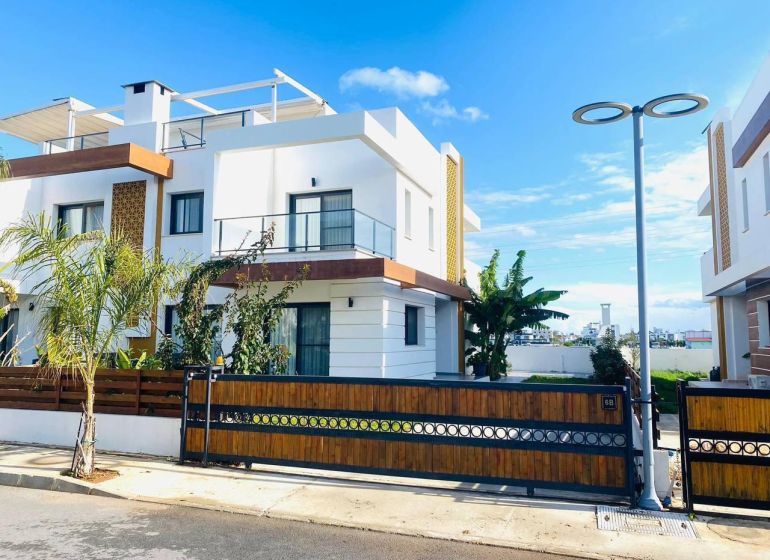 MODERNÁ VILA 3+1 S VÝHĽADOM NA MORE A HORY | YENİ BOĞAZİÇİ, - Rodinný dom v Yeni Boğaziçi so záhradou a drevenými prvkami na fasáde.