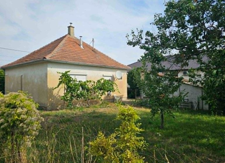 RD v Dolných Krškanoch s veľkou záhradou - 919m2 - Rodinný dom na Dvorčanskej ulici v Dolných Krškanoch s trávnatou záhradou a viničom.