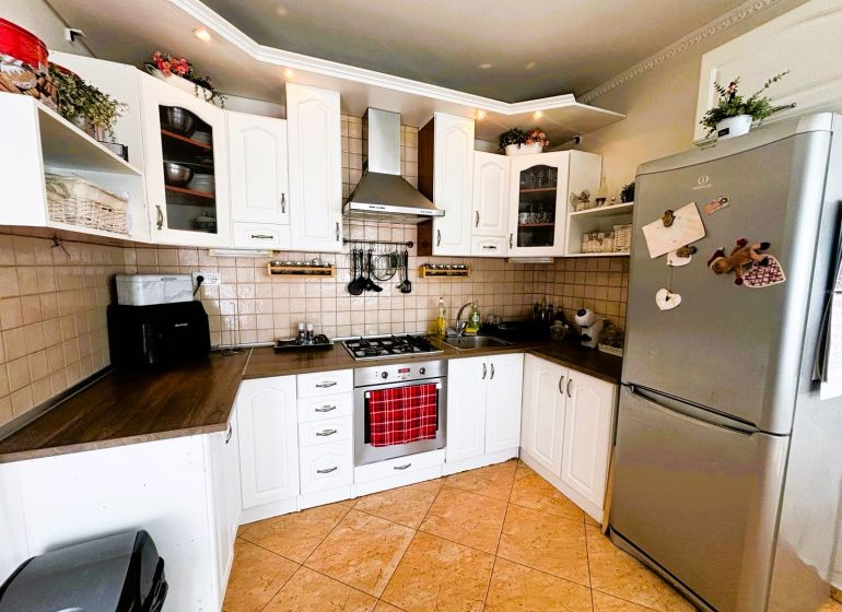 6-izbový rodinný dom v Šamoríne | 201 m² | pozemok 451 m² | - Kuchyňa v rodinnom dome s bielymi skrinkami a nerezovou chladničkou.