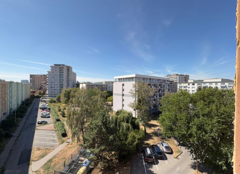 NA PREDAJ 2-IZBOVÉ BYTY, STROMOVÁ, KOŠICE- STARÉ MESTO - Výhľad na bytové domy a stromy na Stromovej ulici v Košiciach, Staré Mesto.
