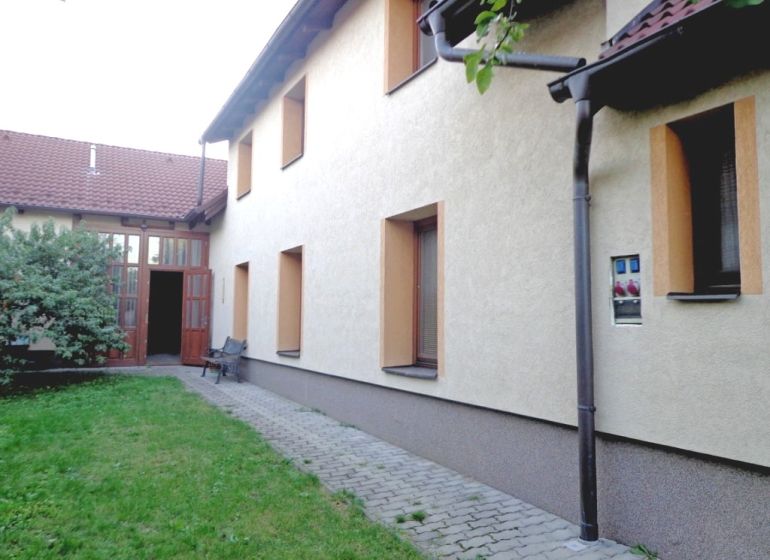 Dom s veľkou záhradou a priestorom na vlastnú realizáciu | Rohožník - Rodinný dom na ulici Pri potoku v Rohožníku s upravenou záhradou a zákutím na sedenie.