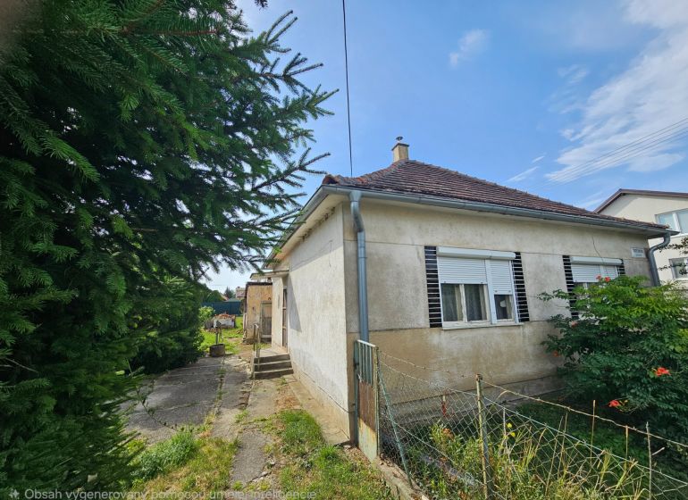 RD v Dolných Krškanoch s veľkou záhradou - 919m2 - Rodinný dom na Dvorčanskej ulici v Nitre s malou záhradou a staršou fasádou.
