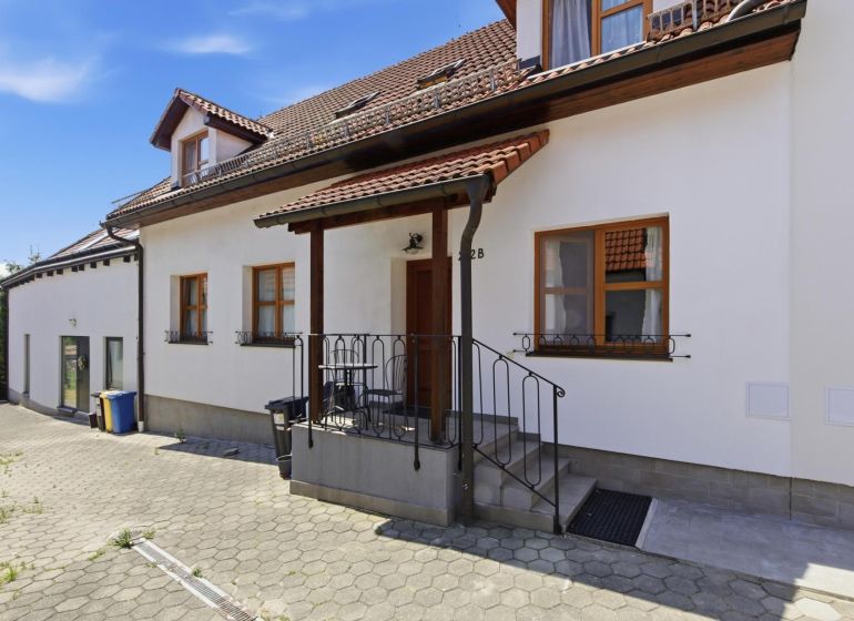 I Radový 4- izb. rodinný dom v starej časti Rače na Alstrovej - Rodinný dom na Alstrovej ulici v Bratislave - Rači, s predným vchodom a terasou.