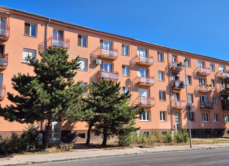 3,5-izb. byt 82 m2 | Drieňová ul.Štrkovec | komplet rek. - Bytový dom na ulici Drieňová v Bratislave - Ružinove so stromami popri chodníku.
