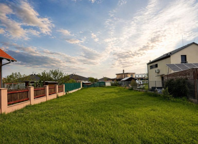 Pozemok Miloslavov, všetky IS, pripravený k výstavbe - Pozemky na bývanie na Kraskovej ulici v Miloslavove, ideálne pre výstavbu domov.