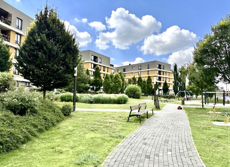 Na predaj, 3 izbový byt 71 m2, s loggiou, Bratislava, Nový Ružinov - Bytový komplex s parkom a ihriskom na Bajkalskej v Bratislave, Ružinove, obklopený zeleňou.