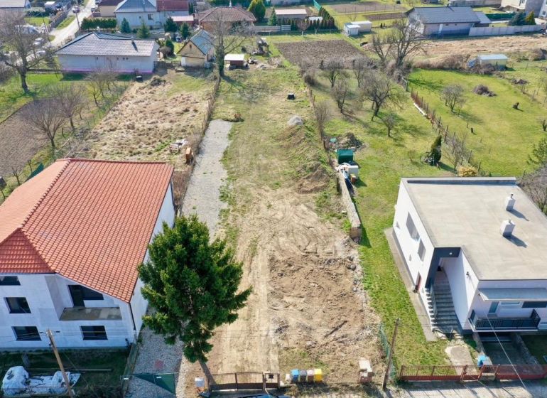 NA PREDAJ Pozemok Zbehy - Andač - Stavebný pozemok v Andači pre bývanie s prístupovými cestami a okolím.