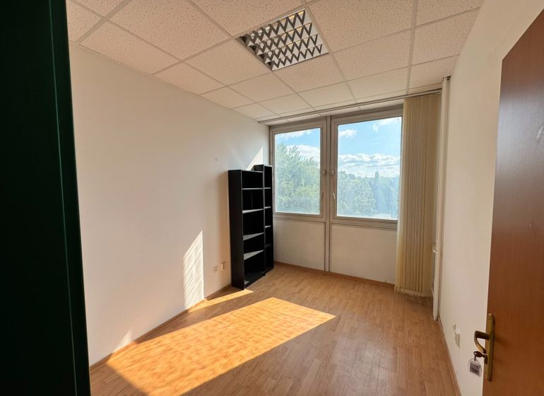 100 Euro vrátane energii - Kancelária 9,7 m2 na Tomášikovej ul.  - Kancelárie s podlahou s dreveným dekorom a oknami s výhľadom na zeleň.