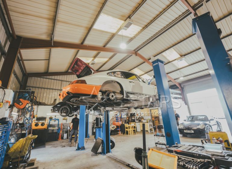 PRENÁJOM – KOMPLETNE VYBAVENÝ AUTOSERVIS S DLHOROČNOU HISTÓRIOU - Auto servis s dvoma zdvihákmi, vozidlami a náradím v priestore zvláštnych nehnuteľností.