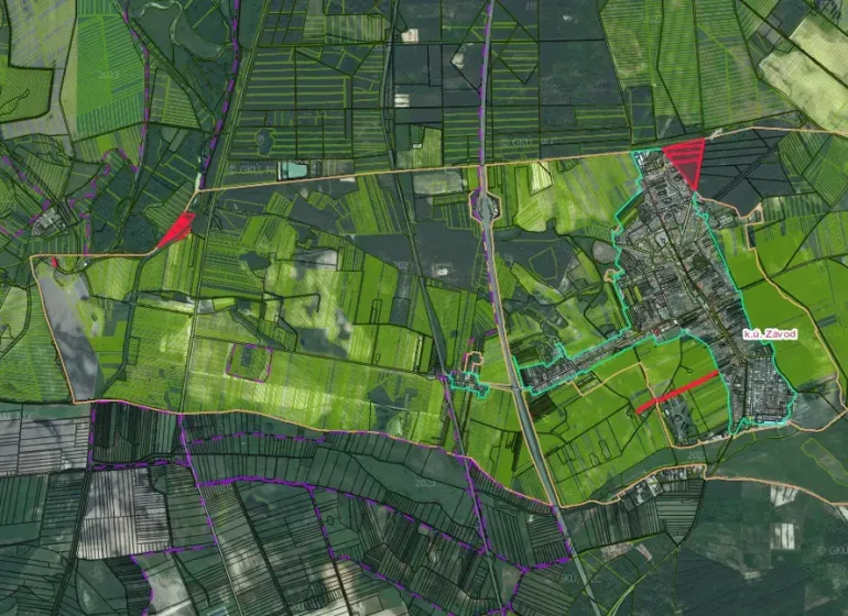 Závod – 630 m2 ORNÁ PÔDA a LESY v pozemkových úpravách - Letecký pohľad na poľnohospodárske a lesné pozemky v obci Závod s cestnou infraštruktúrou.