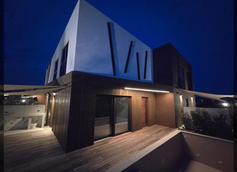Nin – luxusné apartmány v novom projekte s bazénom - Vila v Ninu s modernou architektúrou a podlahou s dreveným dekorom.