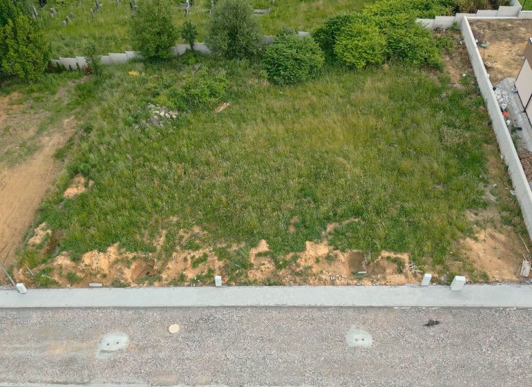 Exkluzívny stavebný pozemok vo Vrútkach | 1 201 m² - Pozemok - bývanie v Martine s trávou a priľahlou cestou, ideálny na výstavbu.