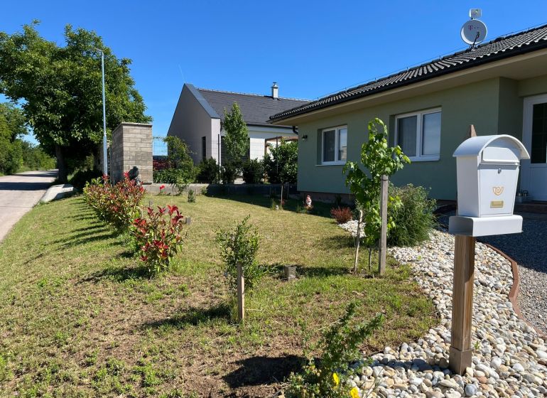 Novostavba 5 izbového rodinného domu v Jarku - Rodinný dom v Jarku so záhradou, poštovou schránkou a upraveným predzáhradím.