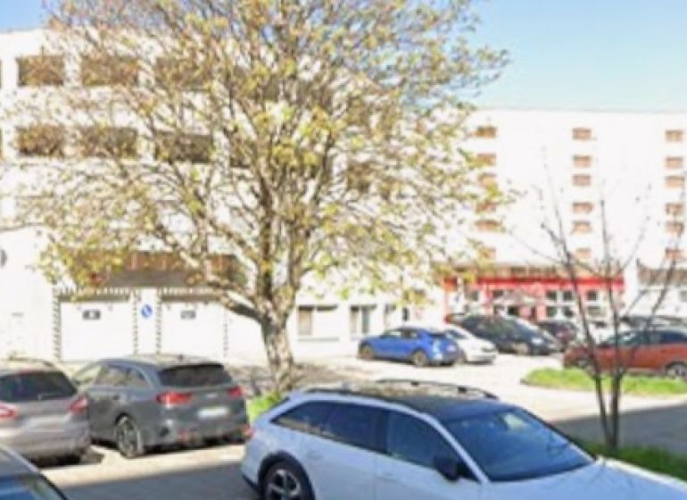 Garáž na ul. Pečnianska, Petržalka - Parkovisko pred bytovými domami na Pečnianskej ulici v Bratislave - Petržalke.