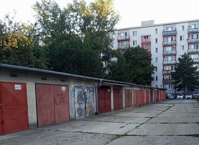 Garáž Haburská ul., Ružinov s pozemkom - Garáže na Haburskej ulici, Bratislava - Ružinov, v blízkosti bytového domu.