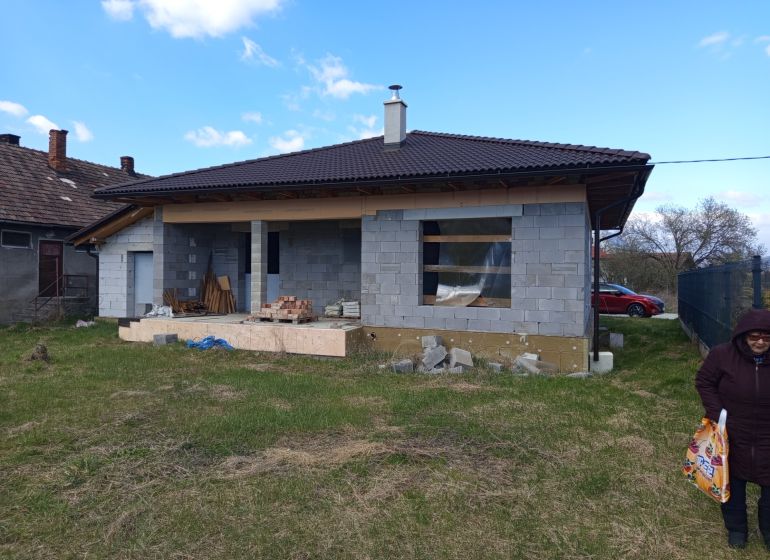 Príbovce -rodinný dom /Bungalov/ Hrubá stavba - Rodinný dom v Príbovciach na Ku kostolu vo výstavbe s neúplnou fasádou.