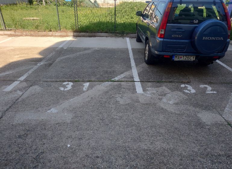PRENÁJOM-  park. státie na Ondavskej ul. blízko zim. štadióna, BA II - Parkovisko na Ondavskej 5 s číslami 31 a 32, auto pri garáži.