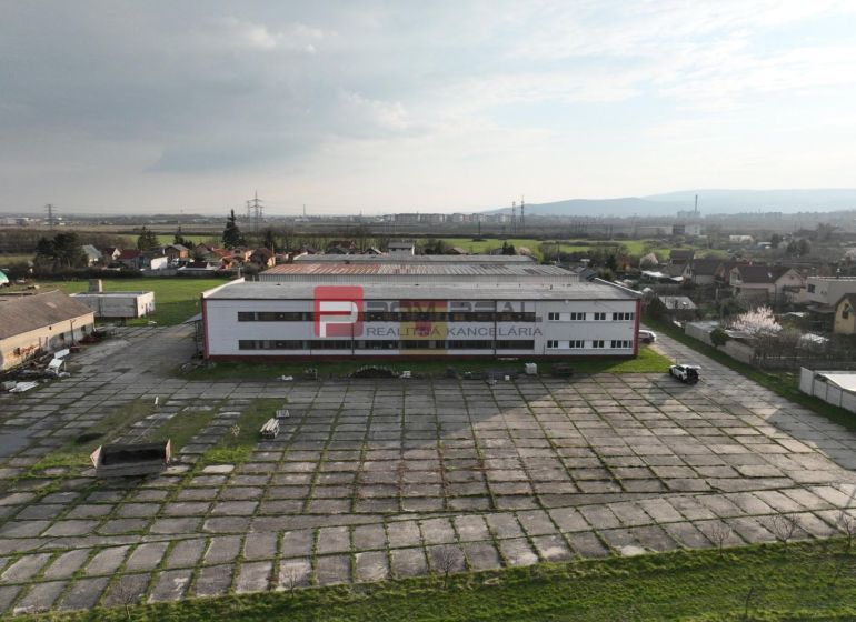 Prenájom výrobnej haly vo Vinosadoch - Výrobné priestory na Pezinskej ulici vo Vinosadoch, veľká spevnená plocha.