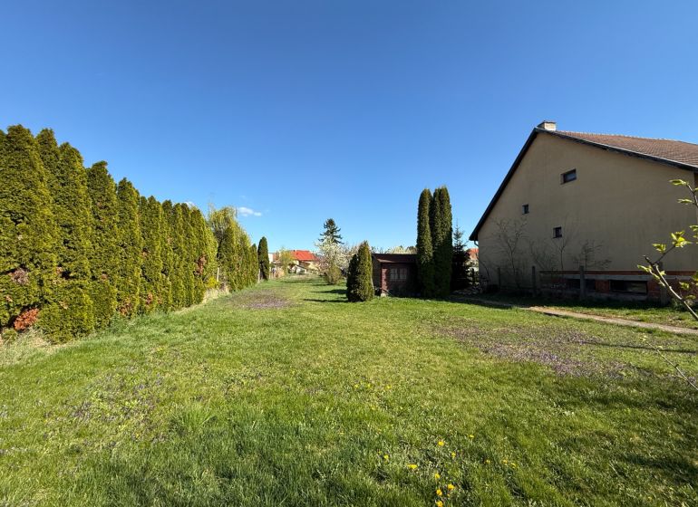 !! ZNÍŽENÁ CENA !! - NA PREDAJ - Pozemok 547 m2 - Dvorany nad Nitrou - Trávnaté pozemky na bývanie v Dvoranoch nad Nitrou, lemované ihličnanmi a domom.