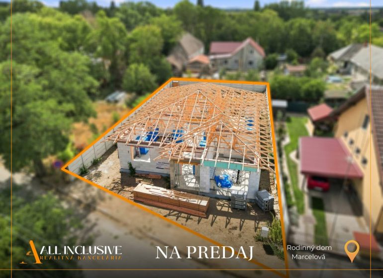 Na predaj 4-izb. rod. domy – novostavby, Marcelová - Rodinný dom v Marcelovej vo výstavbe s dokončenou drevenou strešnou konštrukciou.