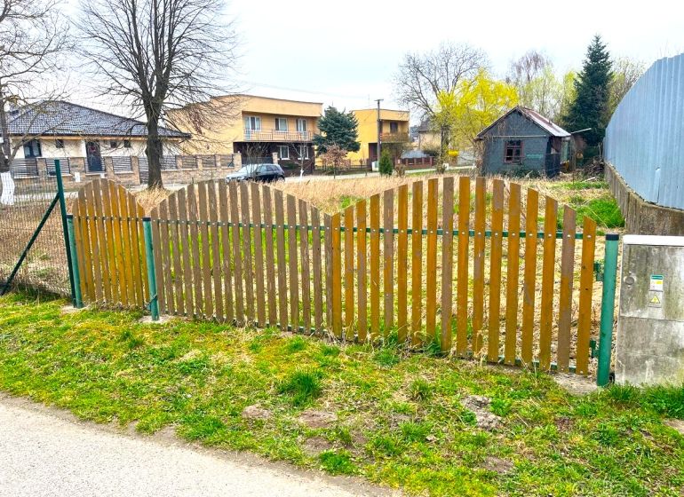 Rovinatý stavebný pozemok - Šaca - Plot z drevených latiek na pozemku pre bývanie v ulici Jarková, Šaca.