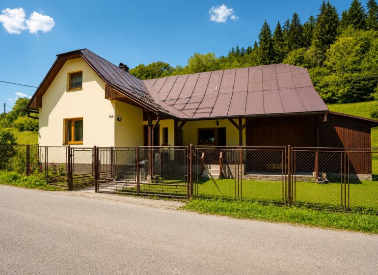 Investičná Príležitosť Chata - RD pri SKI MAKOV 4 959 m² pozem. - Chata na ulici Čierne v Makove s okrasným trávnikom a dreveným plotom.