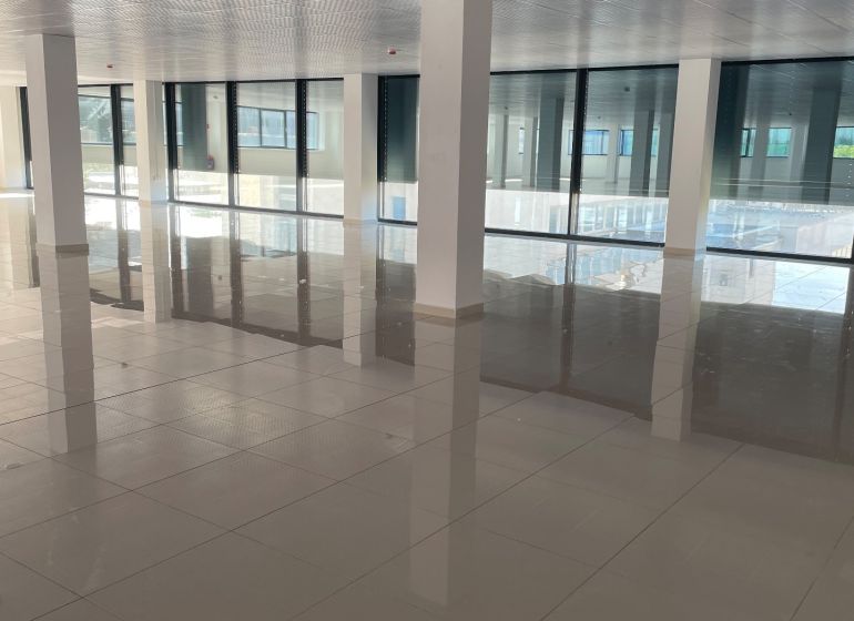 Ponúkame obchodné priestory 800m2 - Priestranné obchodné priestory s veľkými oknami a lesklou podlahou.