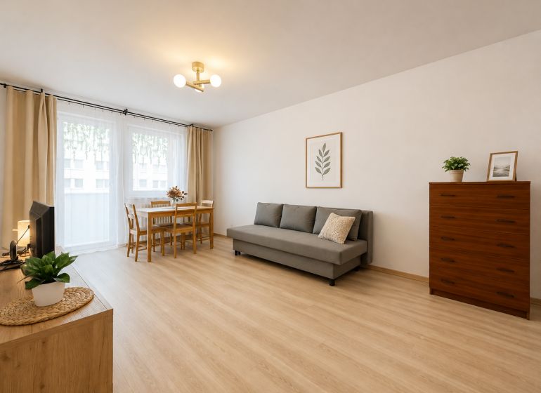 Pekný zariadený 3-izbový byt s 2 balkónmi | 85,3 m² | Petržalka I - Obývačka v 3-izbovom byte s podlahou s dreveným dekorom, pohovkou a jedálenským stolom.