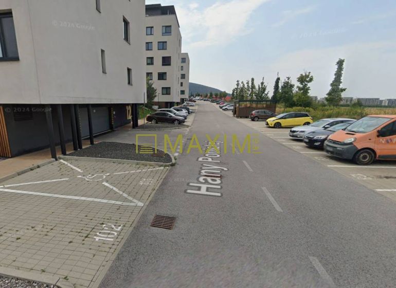 Ponúkame na prenájom vonkajšie parkovacie státie na ulici H. Ponickej - Garáže na Hany Ponickej v Bratislave - Lamači s parkovacími miestami a autami.