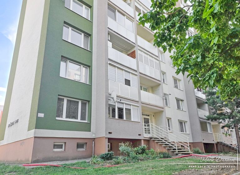 Moderný 2-izbový byt v Trnave na Jiráskovej ulici - Bytový dom na Jiráskovej ulici v Trnave obklopený zeleňou, ponúka 2-izbové byty.