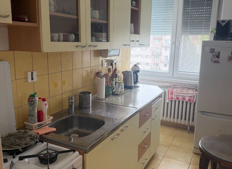 2,5 izbový byt v centre Lučenca - Kuchyňa v 2-izbovom byte s kuchynskou linkou a spotrebičmi.